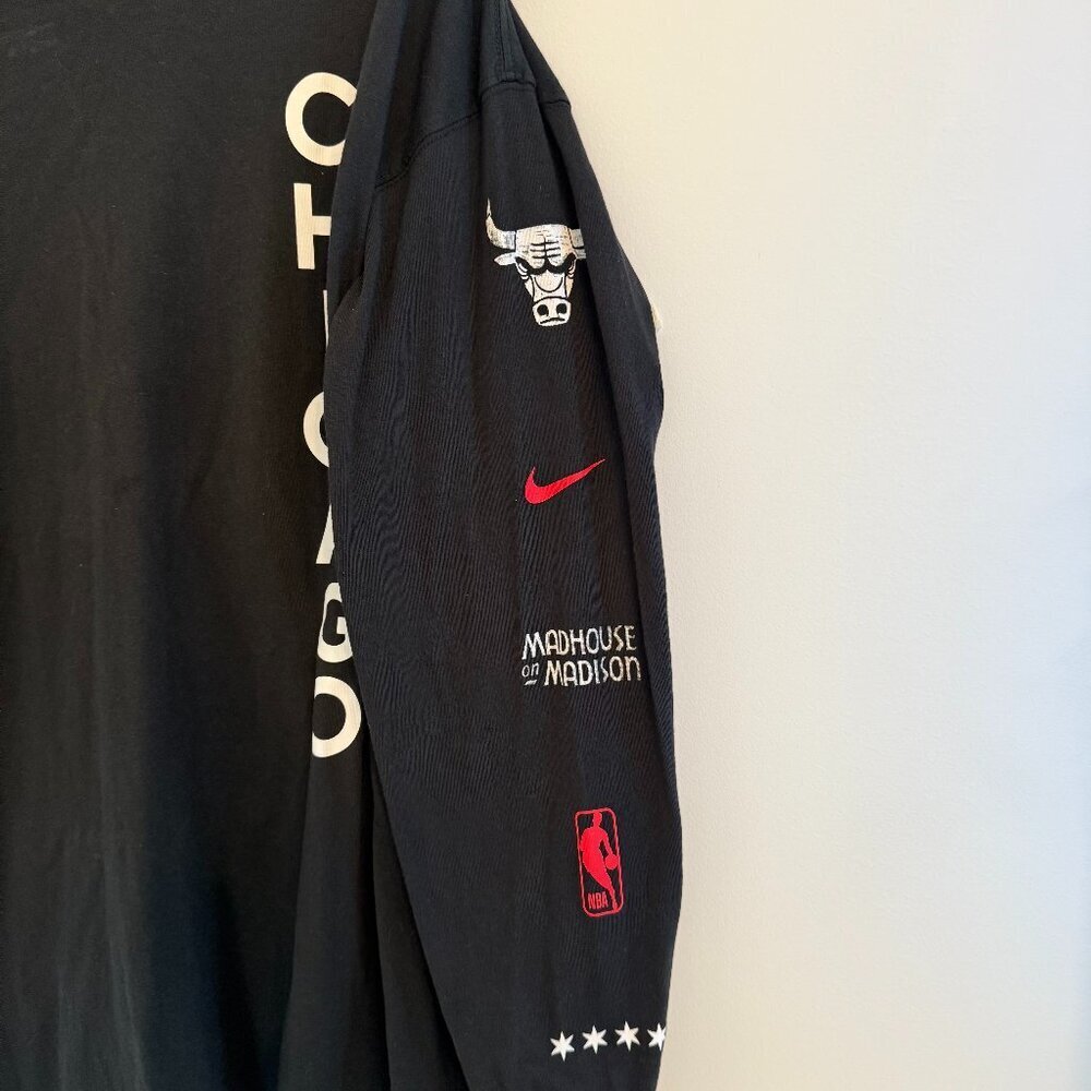 🖤 Nike NBA Chicago Bulls "Madhouse on Madison" Long Sleeve Tee – XL 🐂 - Picture 1 of 3